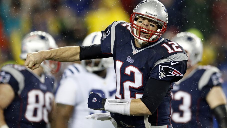 Tom Brady kastede ikke et eneste touchdown mod Indianapolis Colts, men hans running backs scorede seks gange og sikrede holdet en overbevisende sejr. (Foto: AP)