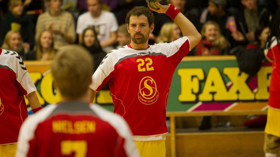 Håndboldspilleren Andreas aka Kenneth M. Christensen i aktion i 'Arvingerne'. Foto: Erik Molberg Hansen/DR