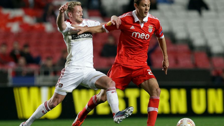 Nemanja Matic (tv.) i Benfica-trøjen. Fremover bliver det en Chelsea-trøje (Foto: AP)