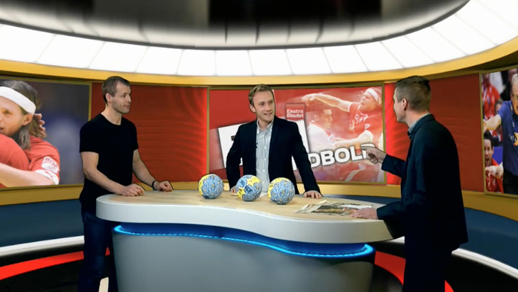 Jon Pagh (i midten) er vært på Ekstra Bladets håndboldmagasin 'Overtrådt'.