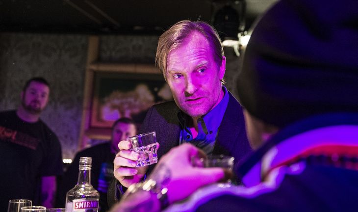 Ulrich Thomsen provokerer her nogle rockere på en stripbar ved at drikke deres sprut og kalde dem for homoer i en scene fra Susanne Biers kommende film 'En chance til'.(Foto: Mogens Flindt)