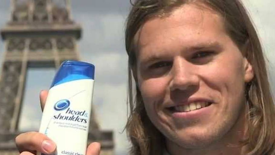 Mikkel Hansens dage som shampoo-talsmand kan være talte. (Foto: YouTube)