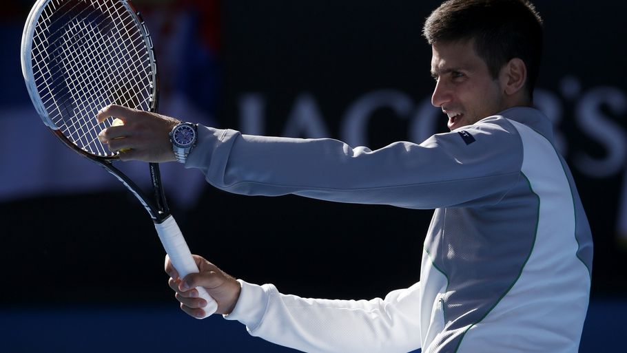 Novak Djokovic fik latteren til at rulle, da han efter sin sikre sejr lod sig overtale til at imitere sin træner, Boris Becker (Foto: AP)