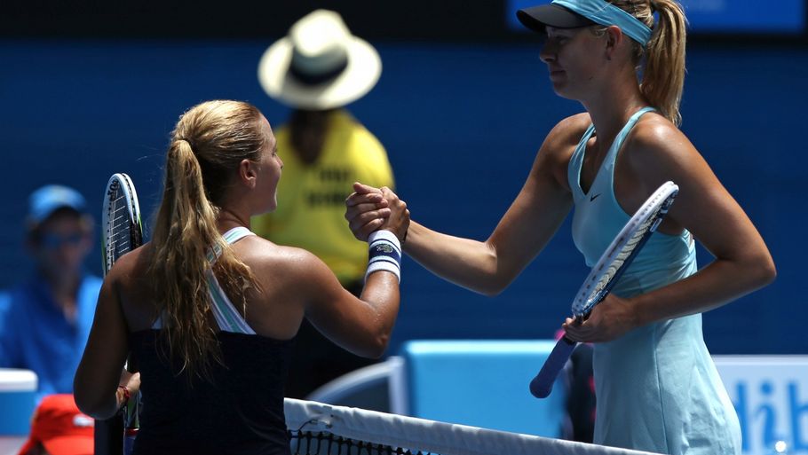 Maria Sharapova giver hånd til Domonika Cibulková efter kampen, som russeren tabte i tre sæt. (Foto: AP)