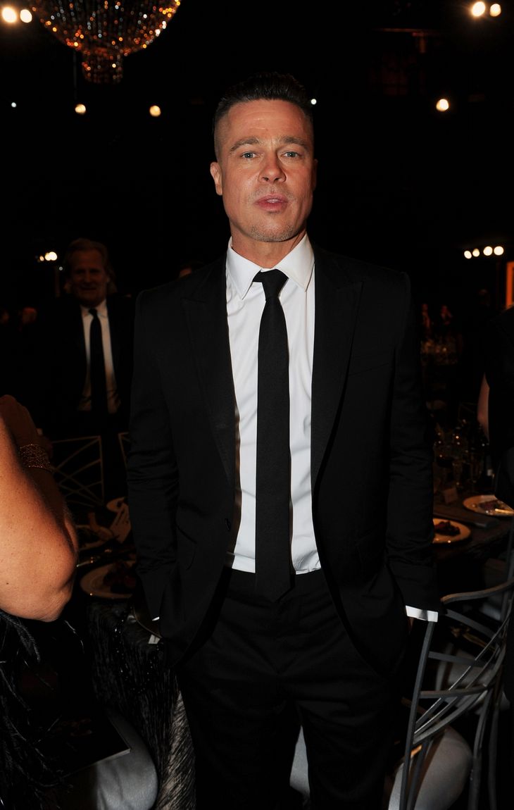 Brad Pitt kom alene til prisfesten. (Foto: AP)