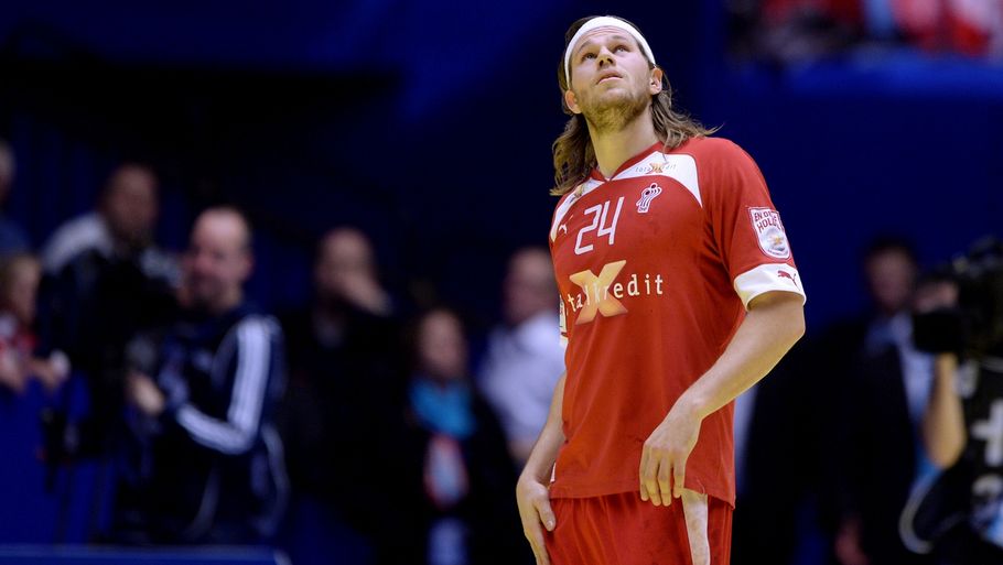 Mikkel Hansen ville ikke modtage den præmie, han fik som kampens spiller mod Ungarn. Den skulle Mogensen have. (Foto: Lars Poulsen)