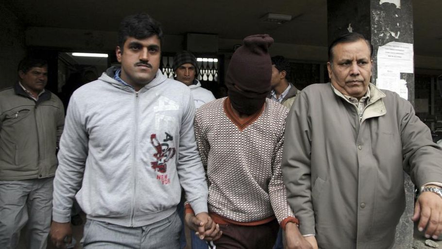 En mistænkt for gruppevoldtægt føres til retten i New Delhi. (Foto: AP)