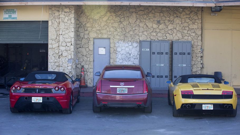 Yderst til venstre den røde ferrari, som rapperen Khalil kørte i, og yderst til højre er det Justin Biebers lejede gule Lamborghini. Bilerne er blevet beslaglagt af politiet.(Foto: AP)