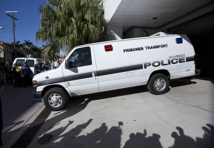 En stor politi-van kører her angiveligt afsted med både Justin Bieber og Khalil efter anholdelsen.(Foto: AP)