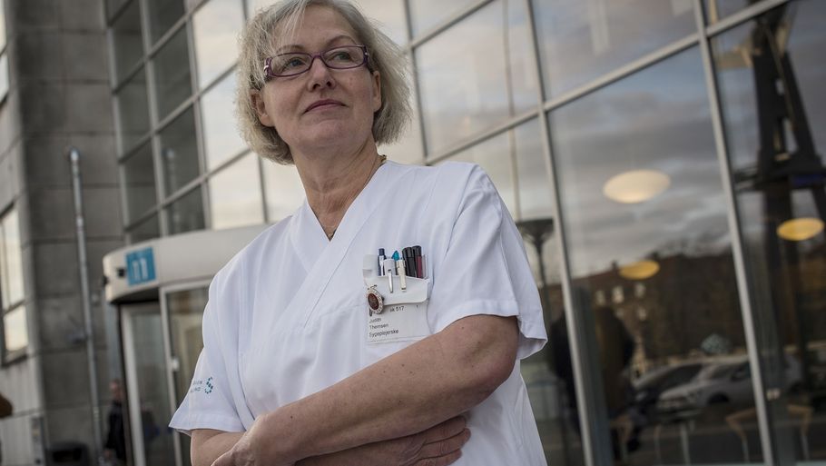 Sygeplejerske Judith Themsen fra Næstved Sygehus er en af de mange ansatte i Region Sjælland, som dagligt mærker til problemerne med det nye IT-system. Sygehusene kan nemlig ikke få det udstyr, de har brug for, så længe systemet svigter. (Foto: Per Rasmussen)