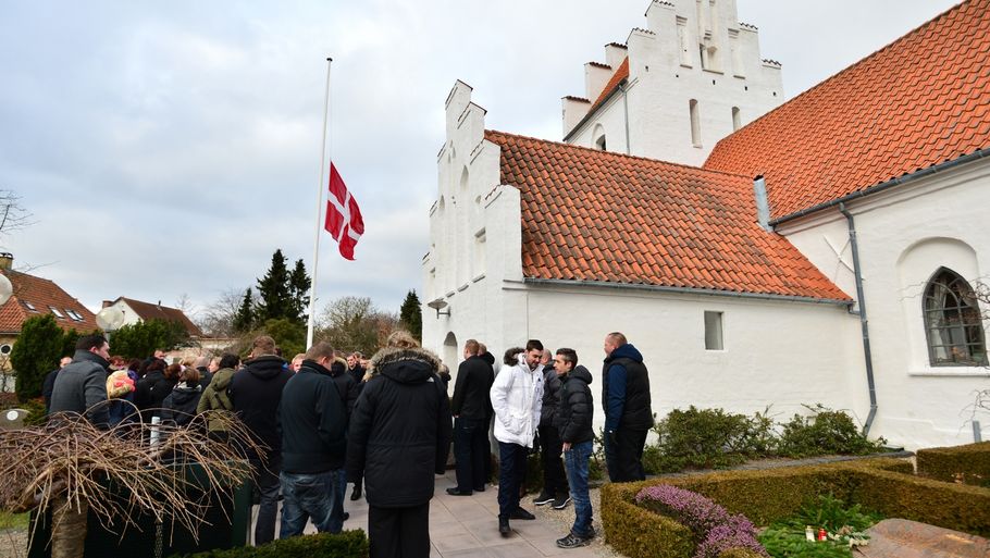 Mindst 400 mennesker er mødt op i kirken i dag til Nikolaj Dyrners begravelse. (Foto: Henning Hjorth)