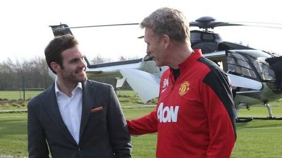 David Moyes tog imod Juan Mata, da spanieren steg ud af helikopteren. (Foto: Manchester United)