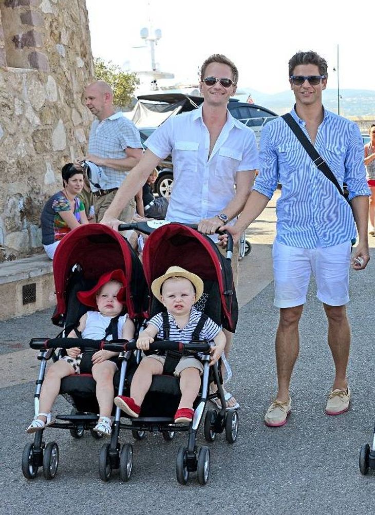 Neil Patrick Harris og David Burtka med deres tvillinger, Harper og Gideon. (Foto: All Over)