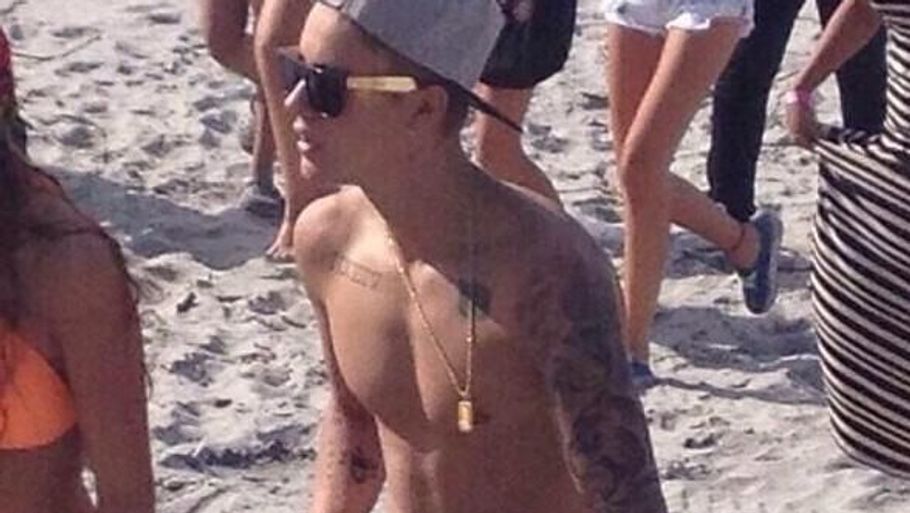 Justin Bieber hænger ud på en strand i Panama langt væk fra de amerikanske medier og hele sagen om hans anholdelse i torsdags. (Foto: Twitter)
