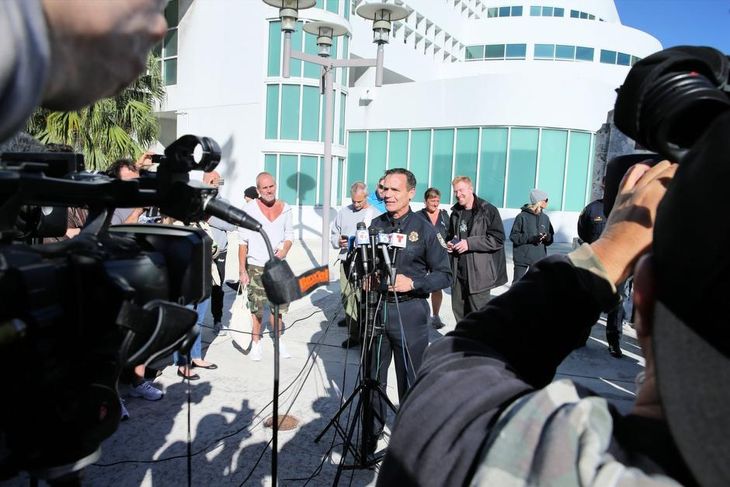 En politichef holder en mindre presse-konference i forbindelse med anholdensen af Justin Bieber.(Foto: All Over Press)