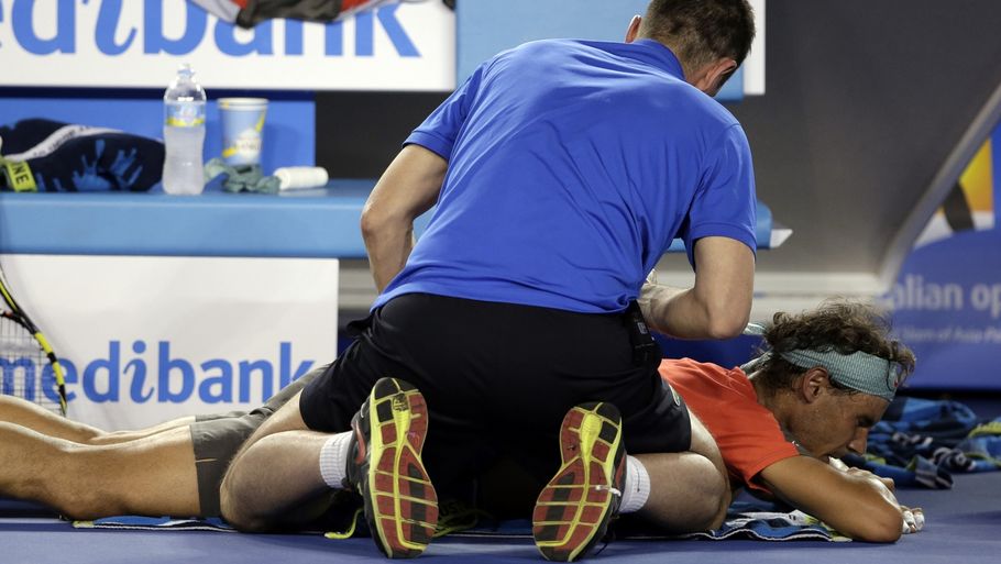 Rafael Nadal måtte flere gange have behandling under finalen i Australian Open. (Foto: AP)