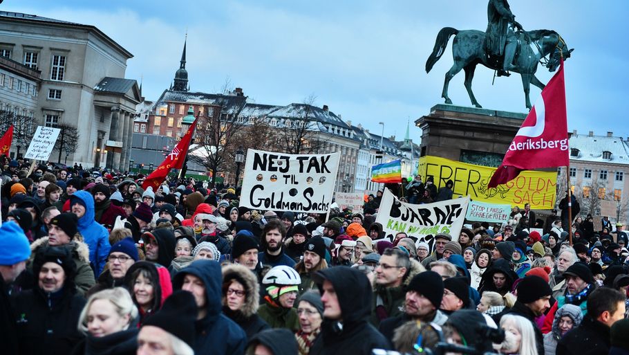 2500 personer var mødt op for at demonstrere mod salget af Dong-aktier (Foto: Henning Hjorth)