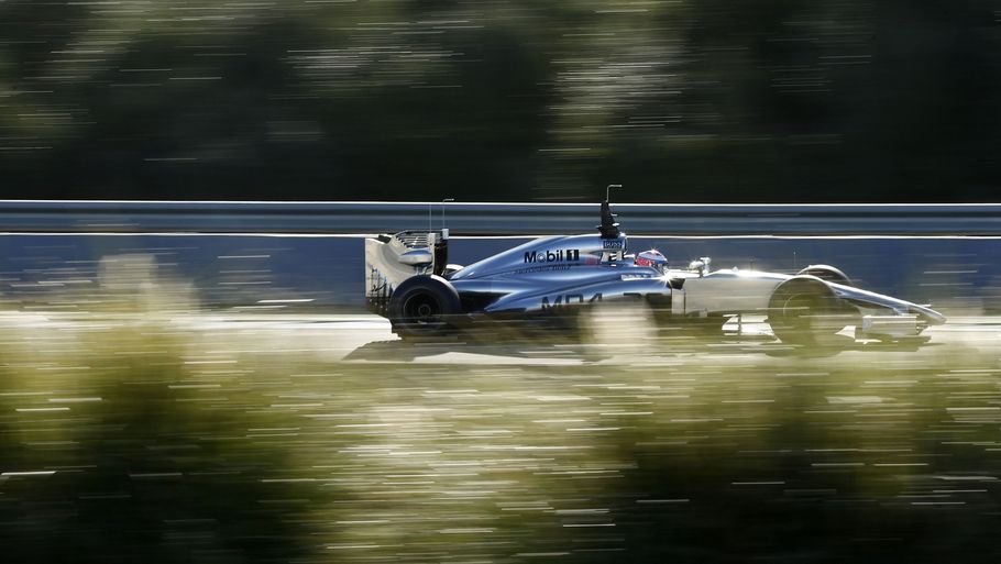 Kevin Magnussen har torsdag kørt sine første omgange i en F1-racer. Her er det dog holdkammerat Jenson Button, der er aktion (Foto: Zuma Press)