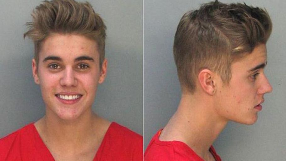 Justin Bieber blev anholdt torsdag morgen for at have kørt for stærkt og for at have kørt i påvirket tilstand. Tidligere i dag kom det frem, at det ser ud til, at politiet har overdrevet graden af hans overtrædelser. (Foto: Miami Police)