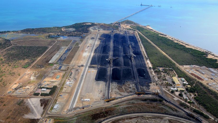 Kuleksporthavnen Abbot Point, som ses på billedet, i det nordlige Queensland skal udvides. Det kræver, at tre millioner kubikmeter jord skal graves op og smides ud i verdens største koralrev, Great Barrier Reef, der ligger lige ud for havnen. (PR foto/aurecongroup.com)