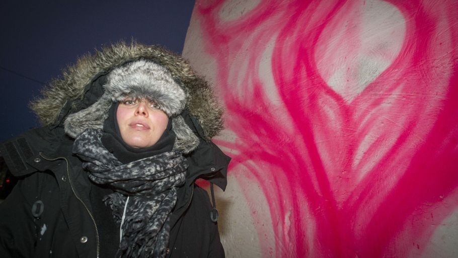 Kunstneren Carolina Falkholt har også tidligere malet vaginaer. Men i torsdags stod kunstneren og arbejdede på sit nye kunstværk, da hun blev overfaldet. (Foto: Patrick Trägårdh)