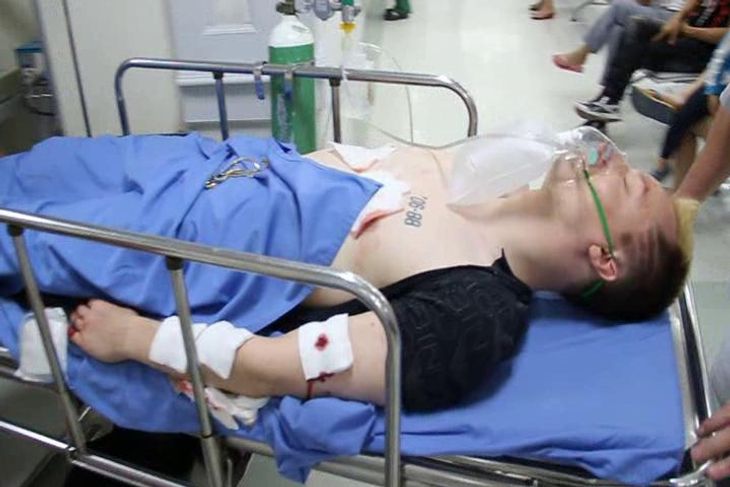 25-årige Vasily Klausen var i livsfare, efter at han var blevet stukket med kniv i Pattaya. (Foto: Pattaya Daily News)