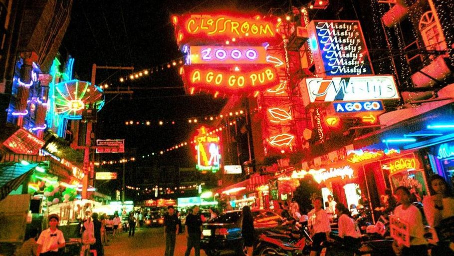 De festlige kvarterer i Thailand - her Pattaya - bliver måske mindre festlige i morgen aften (Arkivfoto: AP)