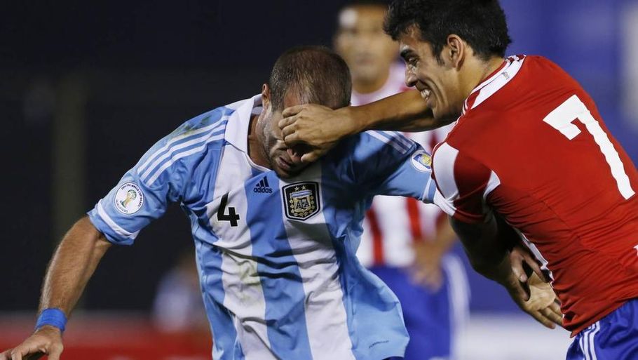 Jose Ariel Nuñez (th.) i en landskamp mod Argentina. (Foto: AP/Jorge Saenz)