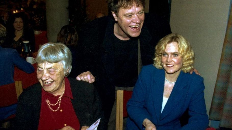 Eva Flyvholm (tv.) var en særdeles sej kvinde. Her ses Kim Larsen sammen med sin mor og sin hustru, Lislotte Kløvborg (th.). (Arkivfoto: Ekstra Bladet)