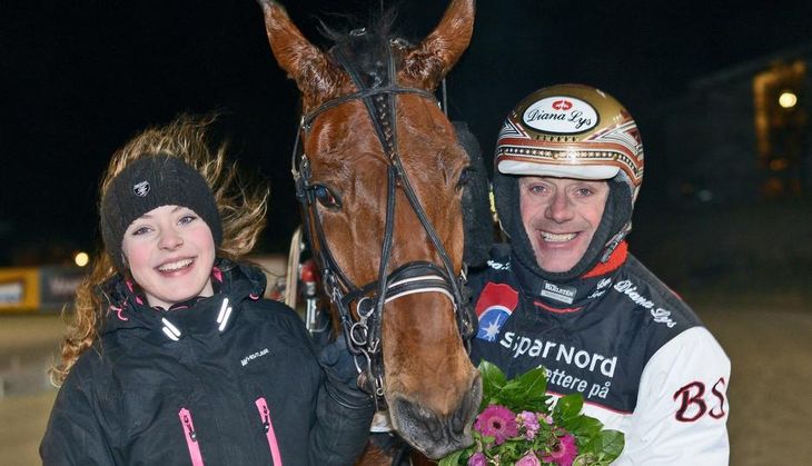Super Mario vandt Liga 4. Maria Svendsen passer og træner hesten. Bent Svendsen kører. (Foto: Lasse Jespersen)