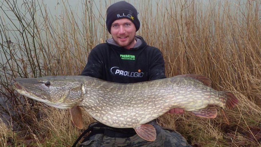 Henrik Lützen med sin monstergedde på 15,5 kilo og 124 centimeter. (Foto: Predator Sportfishing)