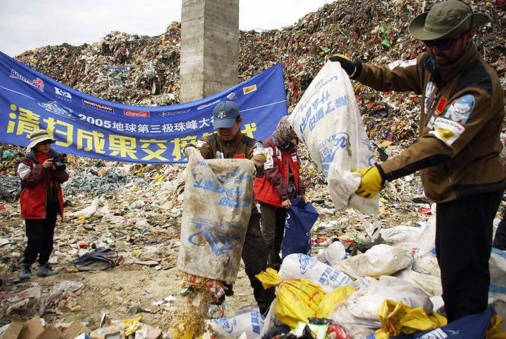 Affaldsproblemet på verdens højeste bjerg har været beskrevet i mange år. Her ses miljøaktivister tømme sække med affald indsamlet på Mount Everest i 2005. Foto: AP