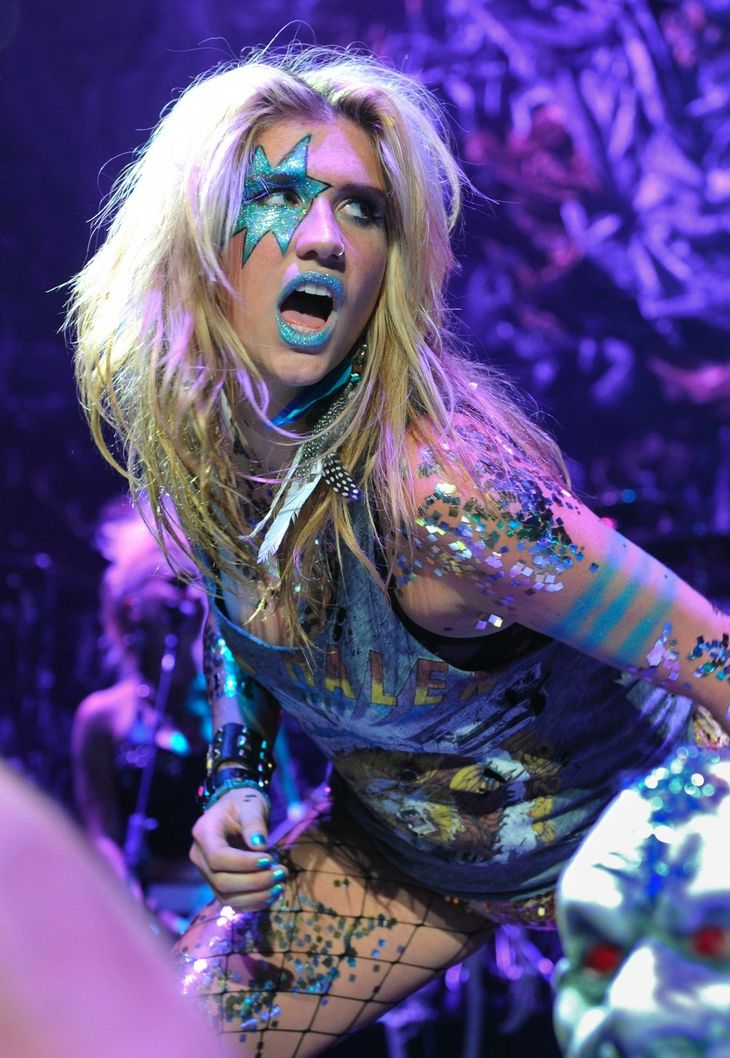 Kesha i vanlig krigsmaling under en koncert.(Foto: AP)