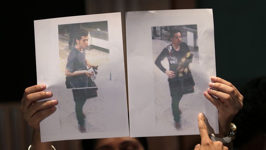 Her ses billederne af de to passagerer på stjålne pas, som er gået verden rundt. Den nederste tredjedel af de to billeder er ens. (Foto: AP).