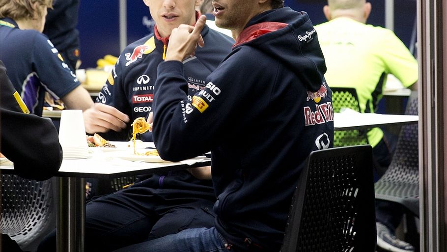 Daniel Ricciardo fik sig lidt pasta, mens dommerne gik i gang med at votere, om han bliver diskvalificeret. Kort efter kl. 13 dansk tid - kl. 23 i Melbourne - forlod han anlægget uden at vide, om han var købt eller solgt. (Foto: Jan Sommer)