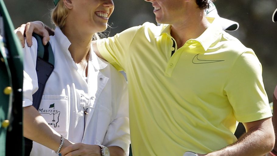 Guldparret Caroline Wozniacki og Rory McIlroy har sportsligt ikke haft det bedste 2013. Til gengæld kan de glæde sig over, at de er blandt de lysende stjerner, som Forbes forventer vil skinne i 2014 (Foto: AP)