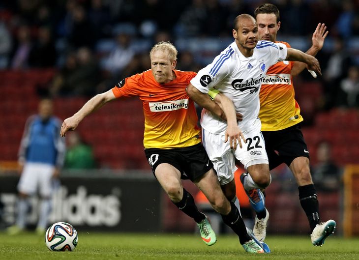 Han Henrik Andreasen i nærkamp med FCKS norske angriber Daniel Braaten. Foto: Jens Dresling