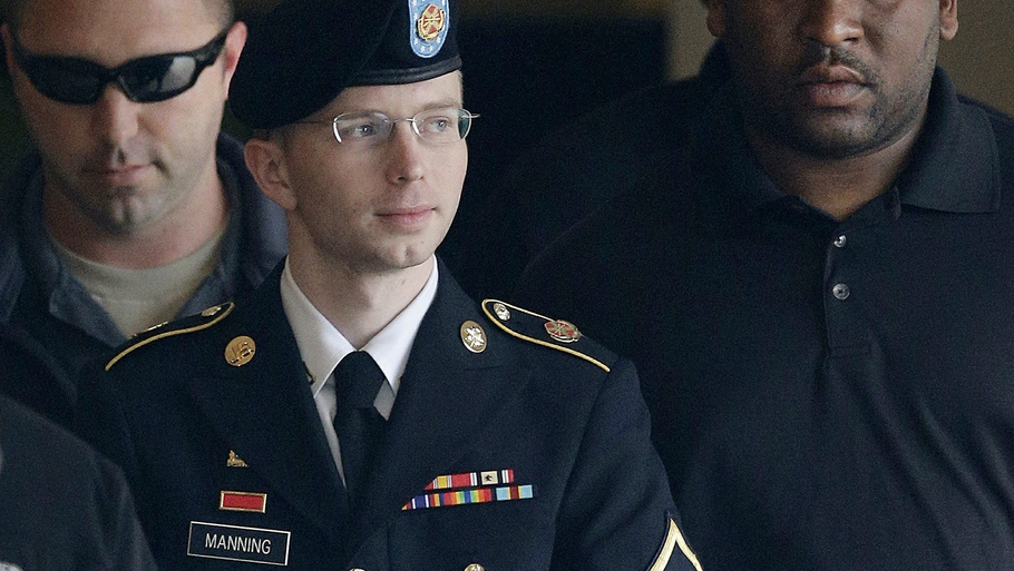 Chelsea Manning - tidligere Bradley - føres væk i forbindelse med sagen. Foto: AP