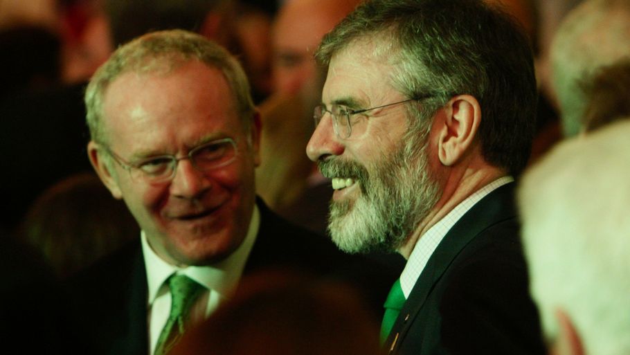 Sinn Fein (til højre) sammen med den nordirlandske toppolitiker Martin McGuiness (Foto: AP)