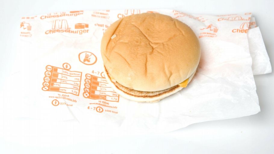 Grunden til, at en burger smager langt bedre, hvis man vender den på hovedet, er den samme grund, som får gravide kvinder til at 'crave' syltede agurker, forklarer den danske tv-kok Claus Holm. (Foto: POLFOTO)