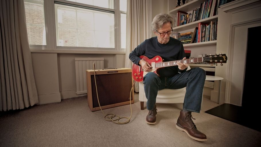 Eric Clapton øver hjemme i stuen. (PR Foto)