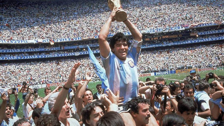 Diego Maradona i karrierens højdepunkt på Azteca Stadion i 1986. (Foto: AP)