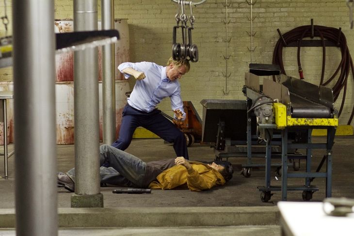 Ulrich Thomsen smadrer her en mand med sine bare næver i en scene fra tv-serien 'Banshee'.(Foto: HBO)