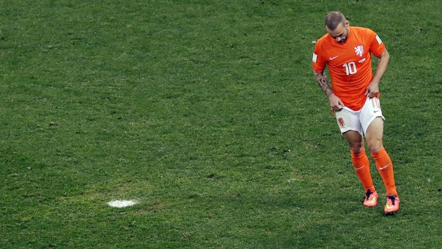 Siden nederlaget i VM-semifinalen i 2014, er det gået gevaldigt ned ad bakke for Wesley Sneijder og Holland, der ikke kunne formå at kvalificerer sig til EM i Frankrig i sommer. Foto: AP