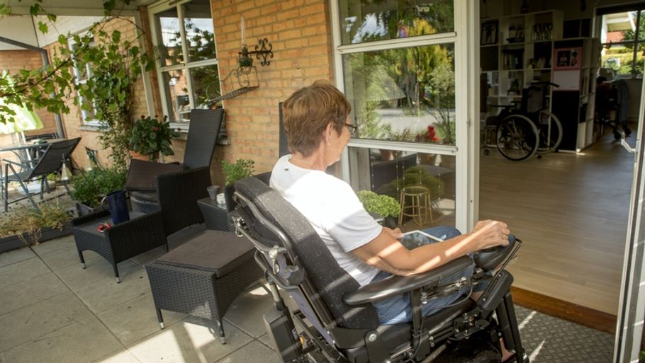 Helle Liselotte Stallknecht lever med den dødelige sygdom ALS. Alligevel melder Ankestyrelsen, at det vil tage op til 10 måneder at behandle hendes klage over manglende hjælp fra kommunen. (Foto: Brian Rasmussen)