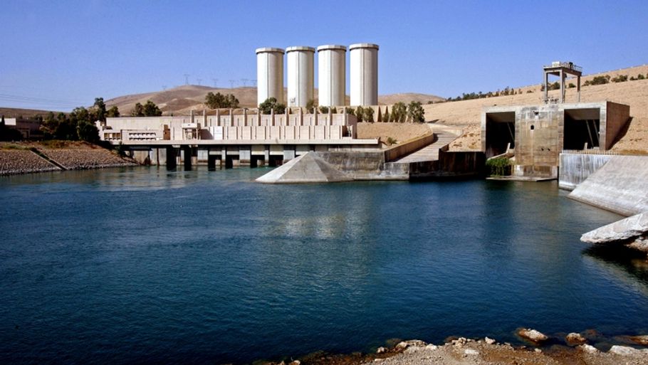 Mosul-dæmningen (der tidligere hed Saddam-dæmningen) forsyner millionbyen Mosul med strøm, men manglende vedligeholdelse kan udløse en 20 meter høj bølge mod byen. (Foto: AP)