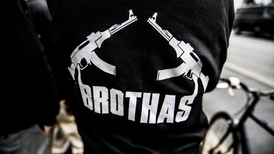 Brothas-banden anvendte en årrække to Kalashnikov-rifler i deres logo. Foto: Anthon Unger