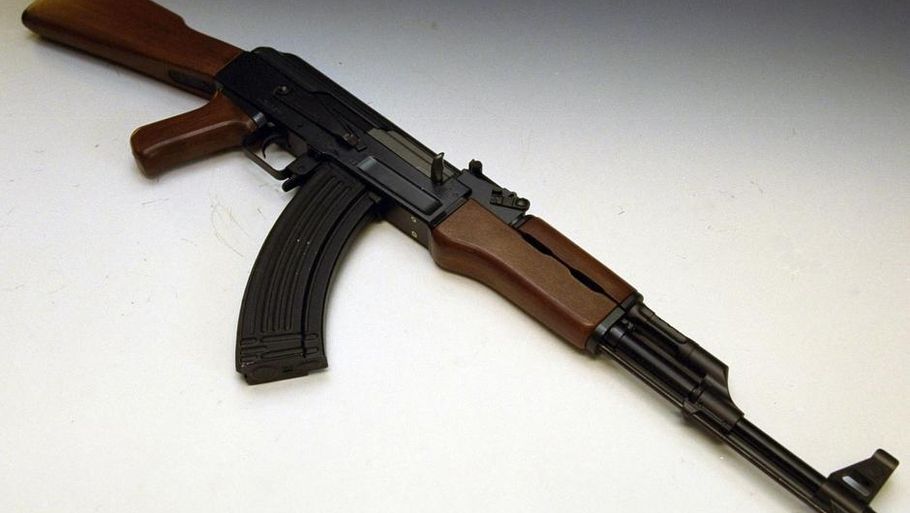 En AK-47 Kalashnikov automatriffel var blandt de 13 skydevåben, som den 40-årige havde i bilen. (Foto: Finn Frandsen/Polfoto)