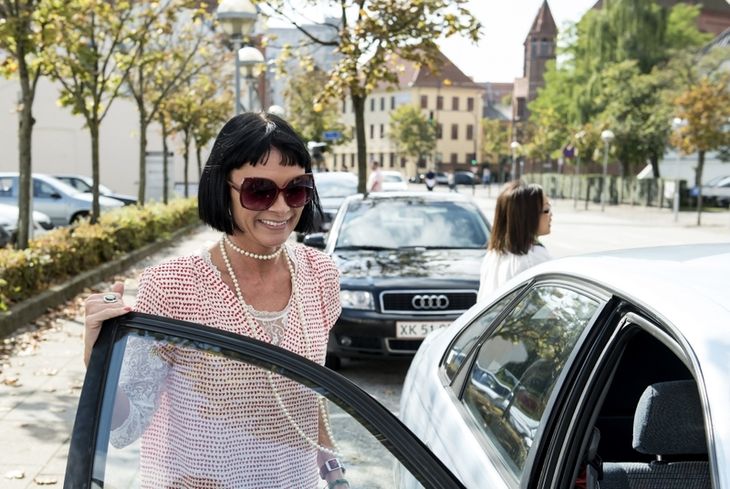 Louise Østergaard på vej ind i sin bil.(Foto: Rene Schütze)
