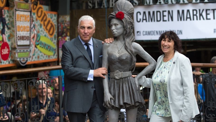 Amy Winehouses forældre, Mitch og Janis, poserer sammen med statuen af deres afdøde datter. Statuen blev præsenteret i går, søndag den 14. september, hvor hun ville være fyldt 31. (Foto: AP)
